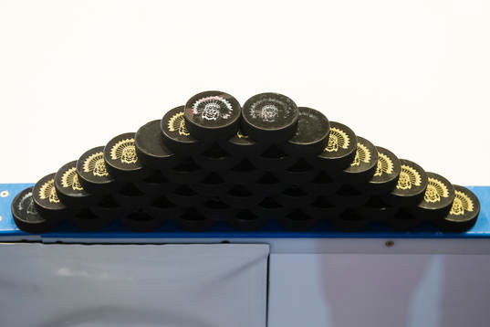 Upplagda puckar innan ishockeymatchen i SHL mellan