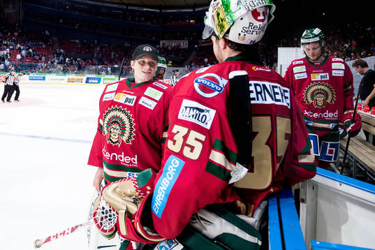 Frölundas målvakt Lars Johansson pratar med målvakt