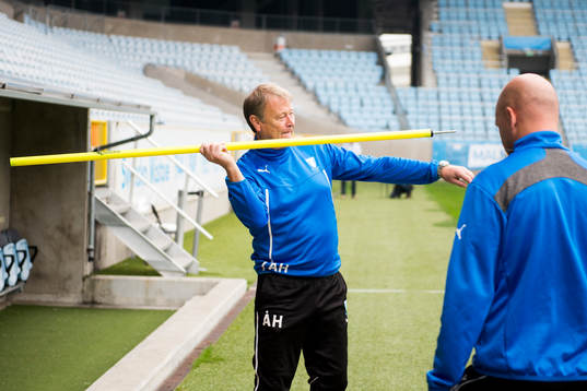 Malmö FFs tränare Åge Hareide kastar spjut