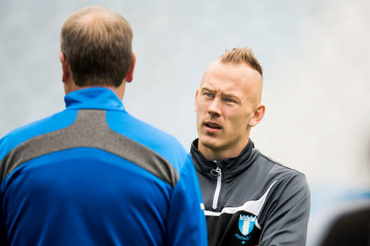 Malmö FFs Magnus Eriksson i samtal med tränare Åge