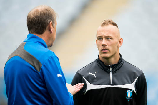 Malmö FFs Magnus Eriksson i samtal med tränare Åge