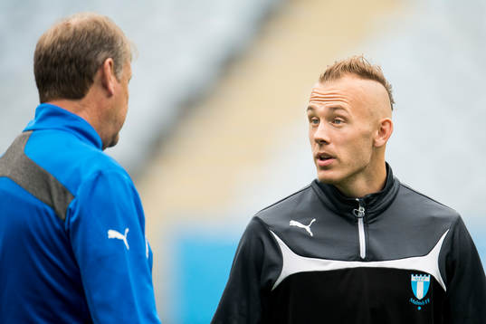 Malmö FFs Magnus Eriksson i samtal med tränare Åge