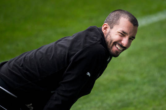 Malmö FFs skadade Guillermo Molins skrattar