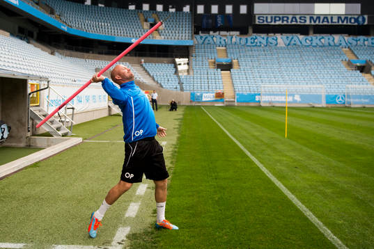 Malmö FFs assisterande tränare Olof Persson kastar spjut
