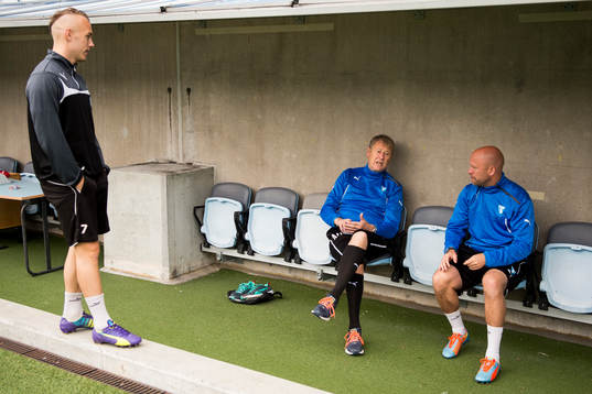 Malmö FFs Magnus Eriksson samtalar med tränare Åge