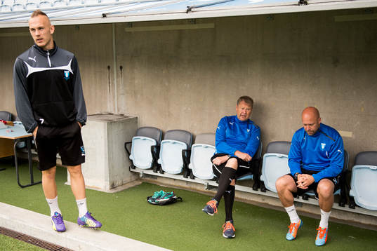 Malmö FFs Magnus Eriksson samtalar med tränare Åge