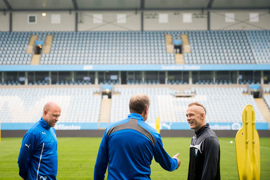 Malmö FFs Magnus Eriksson samtalar med tränare Åge