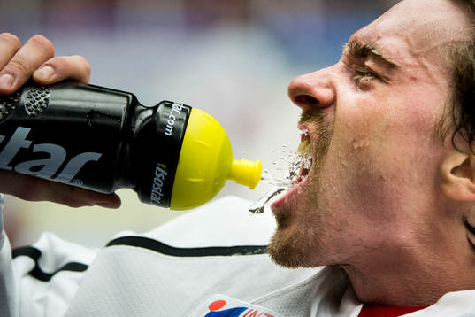 Almtunas målvakt Alexander Sahlin dricker vatten