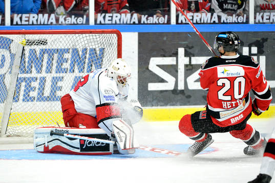 Malmö Redhawks Henrik Hetta faller framför Almtunas