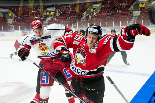 Almtunas Michael Haga tacklar Malmö Redhawks Jeremias