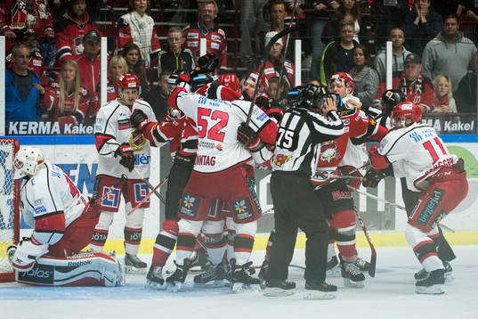 Malmö Redhawks och Almtunas spelare i bråk