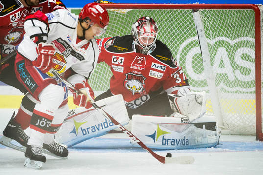 Almtunas Emil Lundberg mot Malmö Redhawks målvakt Jonas