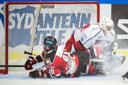 Malmö Redhawks Mattias Persson faller framför Almtunas