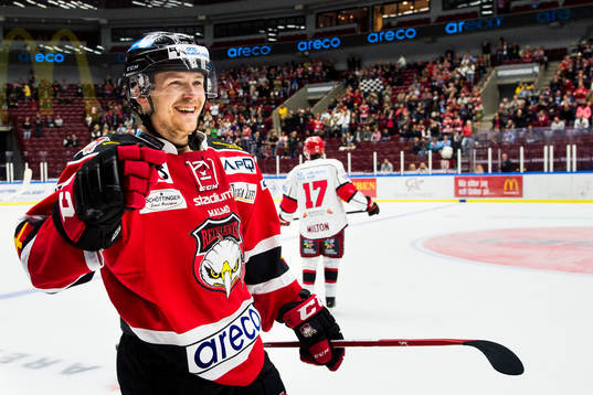 Malmö Redhawks tvåmålsskytt Nicklas Jadeland jublar