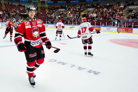 Malmö Redhawks tvåmålsskytt Nicklas Jadeland jublar