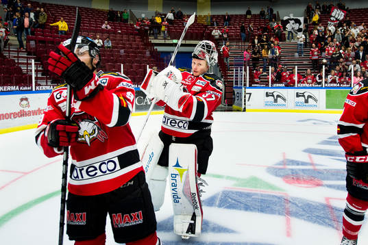 Malmö Redhawks målvakt Jonas Gunnarsson tackar publiken