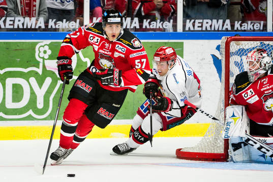 Malmö Redhawks Johan Ivarsson jagas av Almtunas Martin