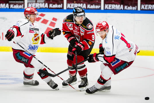 Malmö Redhawks Fredrik Storm mellan Almtunas Patrik Norén