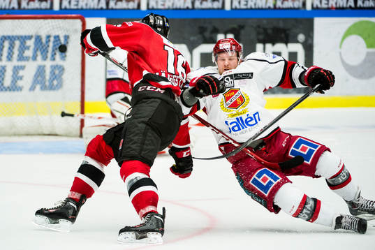 Malmö Redhawks Magnus Häggström tacklar omkull Almtunas