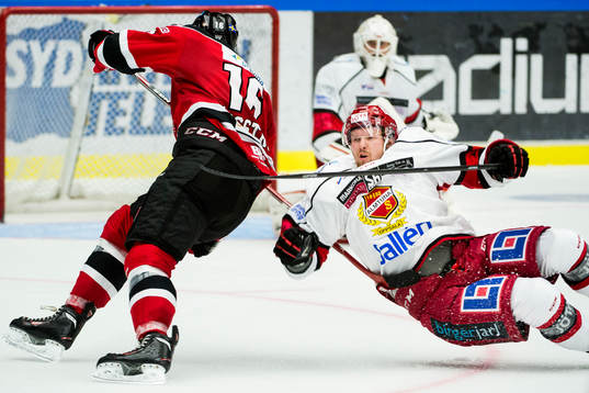 Malmö Redhawks Magnus Häggström tacklar omkull Almtunas