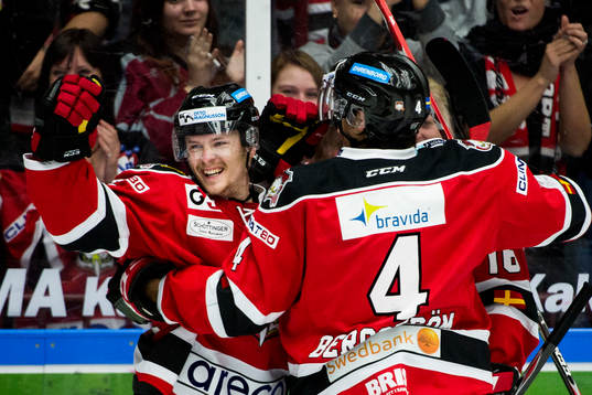 Malmö Redhawks Nicklas Jadeland (tv) jublar