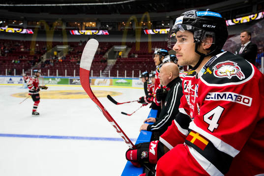Malmö Redhawks Nils Bergström på bänken