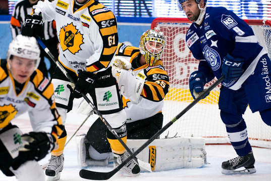 Markus Svensson, målvakt i Skellefteå, försöker se
