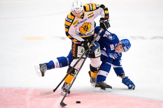Skellefteås Kirill Kabanov i en duell med Leksands Fredrik