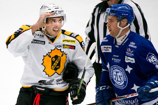 Skellefteås Daniel Widing samtalar med Leksands Jens
