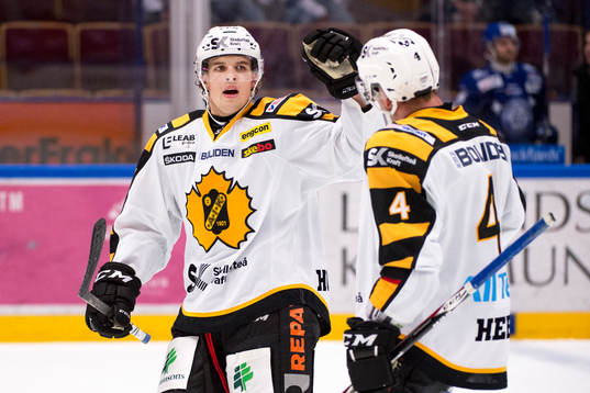 Skellefteås Axel Holmström och Tim Heed jublar