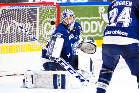 Leksands målvakt Oscar Alsenfelt ser pucken gå i mål