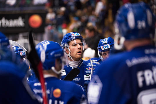 Leksands Jens Bergenström lyssnar noggrant när Leksand