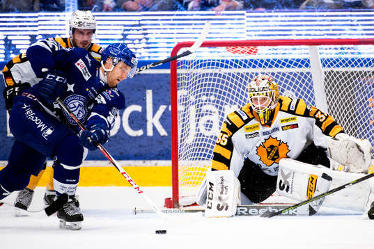 140920  Leksands Jens Bergenström försöker ta sig förbo