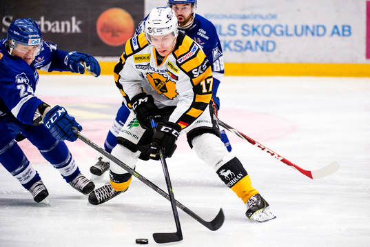 Leksands Jonas Frögren och Jack Connolly försöker stoppa