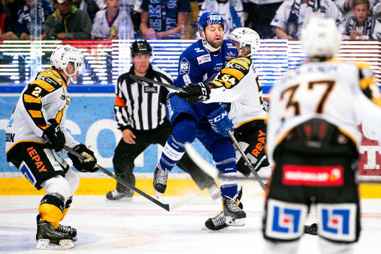 Leksands Eric Himelfarb blir tacklad utav Skellefteås