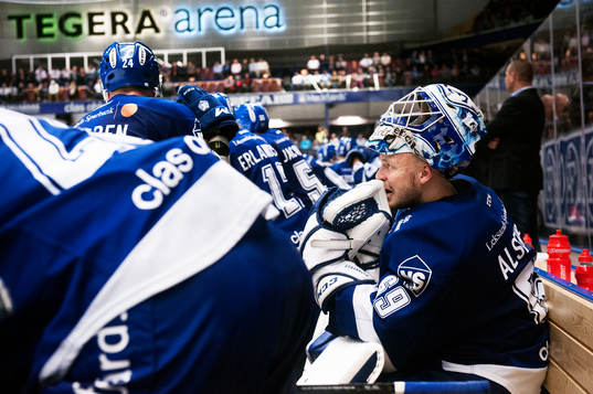 Leksands målvakt Oscar Alsenfelt deppar i båset när
