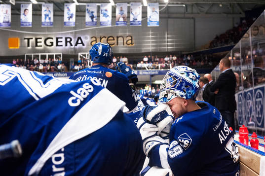 Leksands målvakt Oscar Alsenfelt deppar i båset när