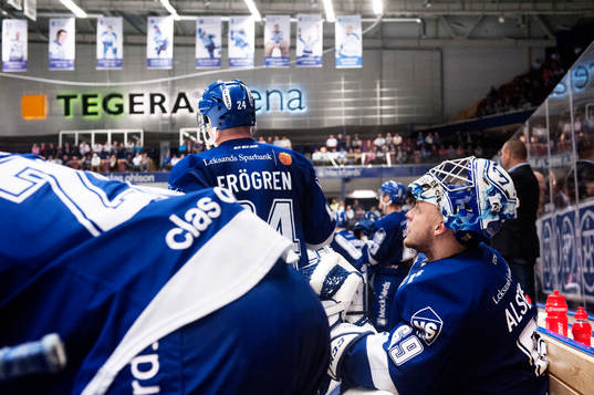 Leksands målvakt Oscar Alsenfelt deppar i båset när