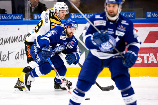 Skellefteås Andrew Calof jagar Leksands Jack Connolly. I
