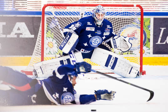 Leksands Johan Svedberg slänger sig framför pucken och