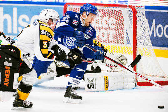 Leksands Jens Bergenström jagar puck med Skellefteås