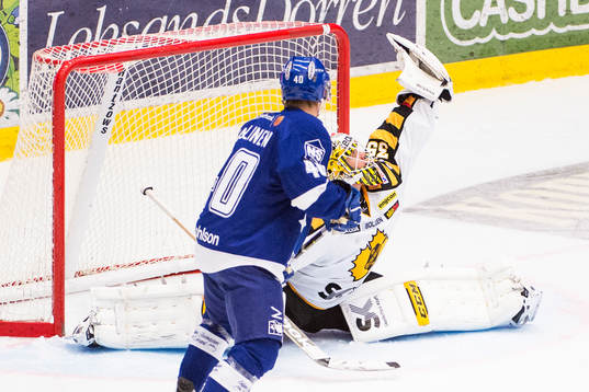Markus Svensson, målvakt i Skellefteå, räddar skott på