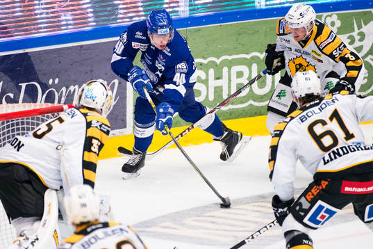 Leksands Tomi Sallinen försöker ta sig förbi