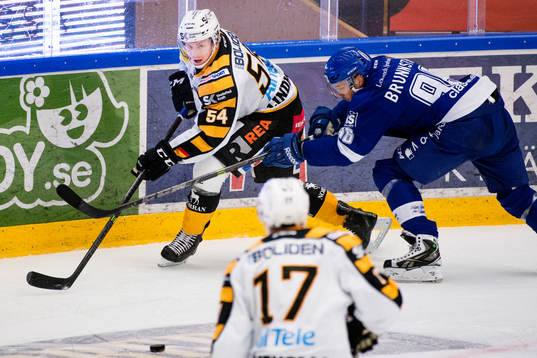 Skellefteås Anton Lindholm blir jagad utav Leksands Fabian