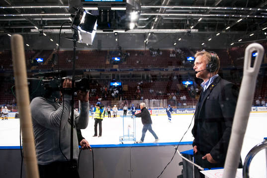 Skellefteås tränare Bert Robertsson blir intervjuad av
