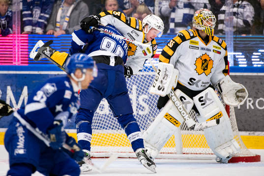 Leksands Fabian Brunnström lyfter upp Skellefteås Niclas
