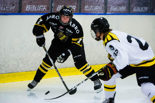 s Amanda Lundström utmanar Brynäs Tilda Svensson