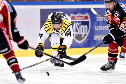 Brynäs Jacob Blomqvist har blicken på pucken