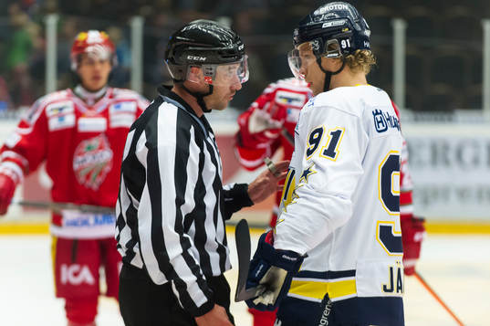 s  Andreas Jämtin och Linjedomare Anders Ahlström