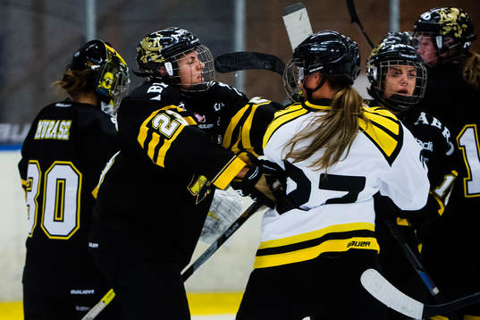 s Louise Nordberg-Tenglin crosscheckar Brynäs Tilda